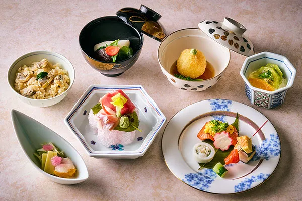 A monthly lunch kaiseki featuring seasonal ingredients.