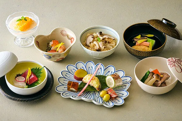A monthly lunch kaiseki featuring seasonal ingredients.