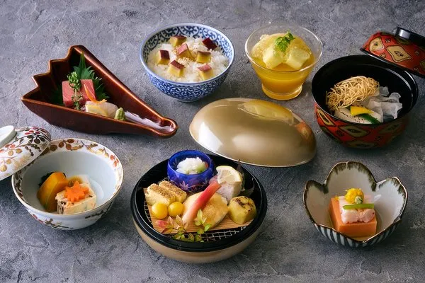 A monthly lunch kaiseki featuring seasonal ingredients.
