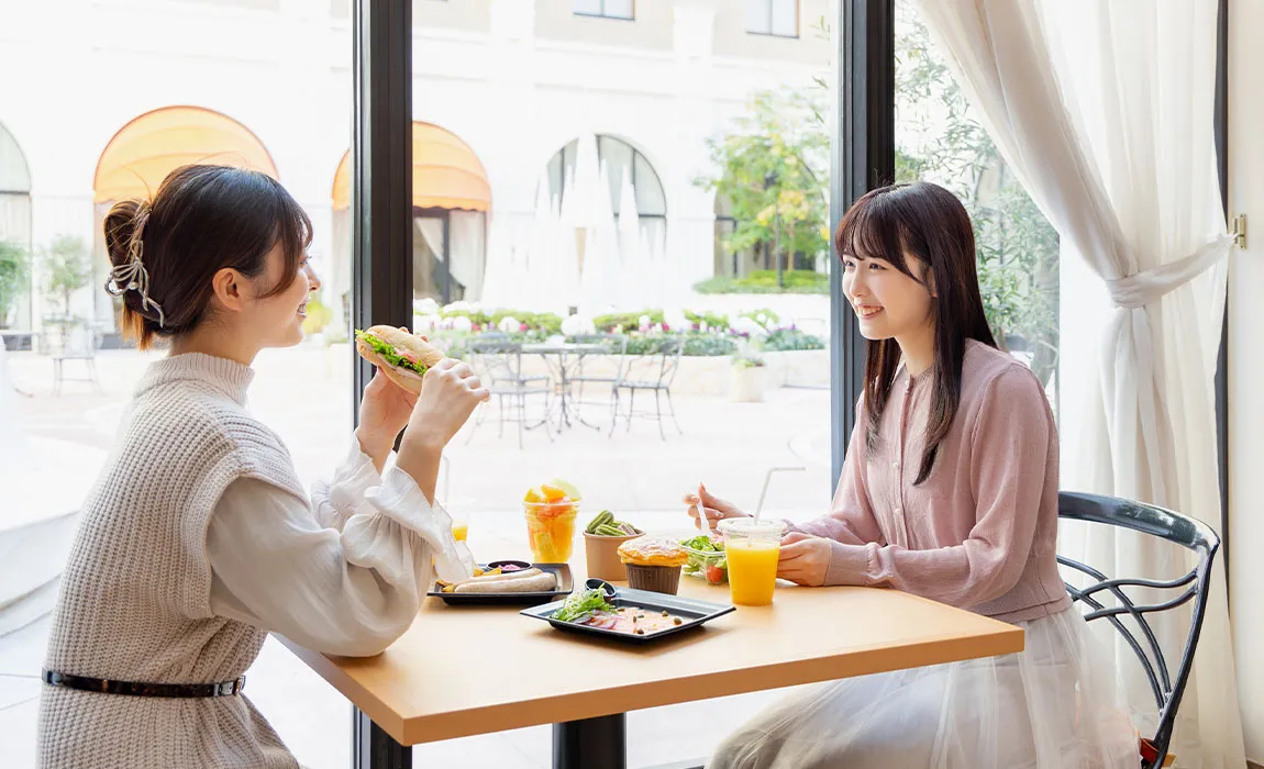 中庭を眺めながらゆったりとティータイム