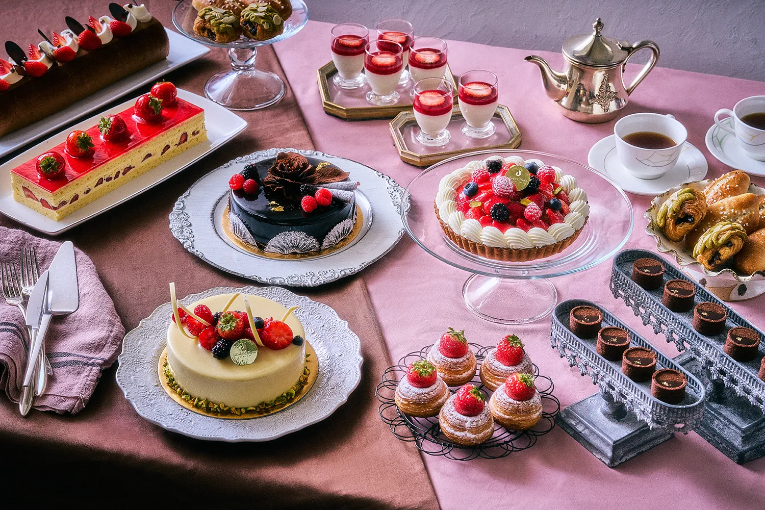 グラン・スイーツブッフェ ～苺とショコラの饗宴～